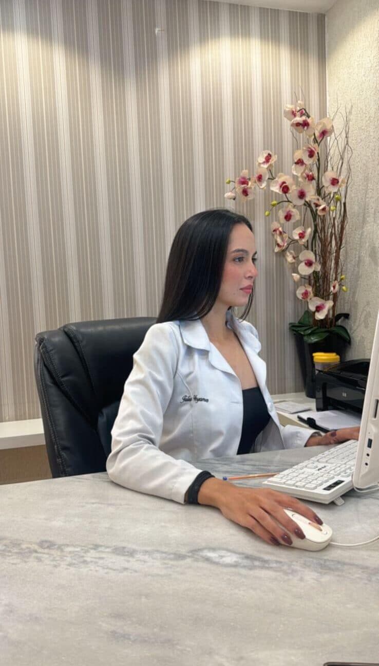 Nutricionista Júlia Woyames, formada pela UFMG, atendendo em Belo Horizonte